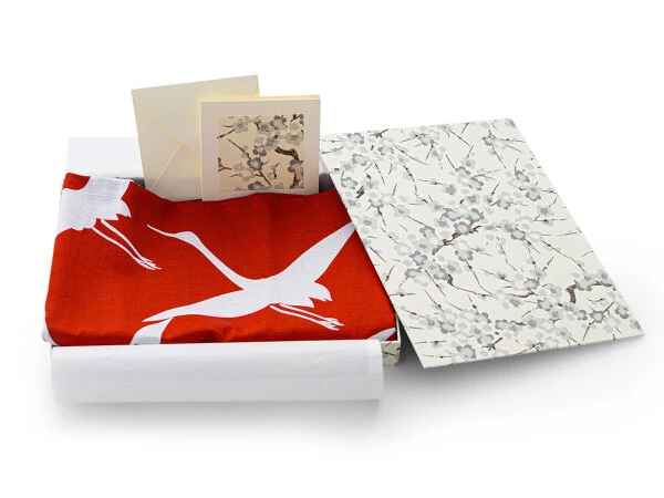 Geschenkset Chiyogami Mit Furoshiki Kuren M, Rot 10 Geschenkset Chiyogami Mit Furoshiki Kuren M, Rot – Bild 8