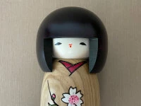 Kokeshi: Holzpuppe Sakura 7 Kokeshi: Holzpuppe Sakura – Bild 5